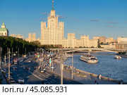 Вид на Москворецкую набережную Москвы-реки и высотное здание на Котельнической набережной (2024 год). Редакционное фото, фотограф Pukhov K / Фотобанк Лори