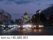 Автомобильное движение летним вечером по улице Моховая, Москва (2024 год). Редакционное фото, фотограф Pukhov K / Фотобанк Лори