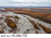 Осенний аэрофотоснимок речной долины. Вид сверху на реку и лес. Вдалеке горы. Северная природа. Путешествие в Сибирь и на Дальний Восток России. Река Ола, Магаданская область, Россия. Стоковое фото, фотограф Андрей Степанов / Фотобанк Лори