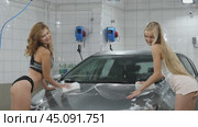 Car Wash. Three Sexy young beautiful girls in a car wash, indoor. Стоковое видео, видеограф Андрей Аркуша / Фотобанк Лори