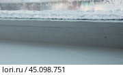 Freezing of the plastic window in winter due to poor ventilation. Стоковое видео, видеограф Ольга Коваленко / Фотобанк Лори