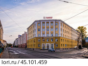 Рекламный стенд ПИМУ на крыше. Редакционное фото, фотограф Илья Старков / Фотобанк Лори