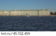 Вид на Зимний дворец (Эрмитаж)  солнечным майским днем. Санкт-Петербург (2018 год). Редакционное видео, видеограф Виктор Карасев / Фотобанк Лори