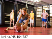 Girl in gym doing armlock move on trainer. Стоковое фото, фотограф Яков Филимонов / Фотобанк Лори