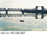Река Бузан, лодка/шлюпка, железнодорожный мост ( Астраханская область ) Стоковое фото, фотограф Павел Просянов / Фотобанк Лори