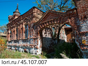 Соль на кирпичной кладке старого дома XIXвека в Астрахани. Выступившая соль, как следствие действия грунтовых вод ( поднятие уровня этих вод в городской среде ) Стоковое фото, фотограф Павел Просянов / Фотобанк Лори