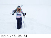 Катание на лыжах, зима, спорт. Счастливая женщина стоит в сугробе с лыжами. Стоковое фото, фотограф Терехова Марина / Фотобанк Лори