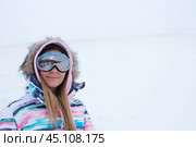 Портрет девушки в горнолыжных очках на фоне белого снега. Стоковое фото, фотограф Терехова Марина / Фотобанк Лори