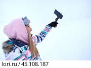 Девушка лыжница фотографирует себя на смартфон на лыжном склоне. Блогер, спорт, зима. Стоковое фото, фотограф Терехова Марина / Фотобанк Лори