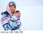 Девушка согревается теплым напитком в стакане. Зима, снег, холод. Стоковое фото, фотограф Терехова Марина / Фотобанк Лори