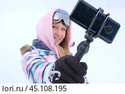 Девушка лыжница фотографирует себя на смартфон на лыжном склоне. Блогер, спорт, зима. Стоковое фото, фотограф Терехова Марина / Фотобанк Лори