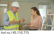 Female construction manager and man engineer having document conflict in building site. Стоковое видео, видеограф Яков Филимонов / Фотобанк Лори