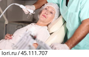Using hydrogen oxygen cleaning, male physician enhances woman's features through tailored procedures. Стоковое видео, видеограф Яков Филимонов / Фотобанк Лори