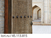 Besh Khovli palace. Old wooden carved door Khiva, Uzbekistan. Стоковое фото, фотограф Знаменский Олег / Фотобанк Лори