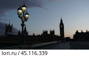 The historic center of London, with the Palace of Westminster in the background, filmed at sunset. Исторический центр Лондона с Вестминстерским дворцом, снятый на закате. Редакционное видео, видеограф Валерий Тесаков / Фотобанк Лори