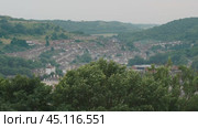 Top view: a small village in the county of Kent, in the United Kingdom. The traditional landscape of the English countryside. Английская деревушка в графстве Кент, Великобритания. Традиционный сельский пейзаж Великобритании. Стоковое видео, видеограф Валерий Тесаков / Фотобанк Лори