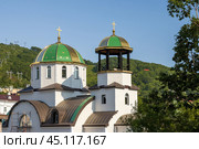 Вид на церковь на фоне голубого неба и сопок. Храм Святого благоверного князя Александра Невского, город Петропавловск-Камчатский, Камчатский край, Дальний Восток России. (2022 год). Стоковое фото, фотограф Андрей Степанов / Фотобанк Лори