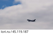 Airbus A380 performing maneuvers in the air. Редакционное видео, видеограф Данил Руденко / Фотобанк Лори