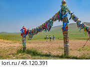 Прибайкалье. Сэргэ украшеные цветными ленточками. Тажеранская степь (2024 год). Редакционное фото, фотограф Александр Тараканов / Фотобанк Лори