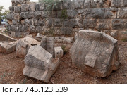 Stones of abandoned ancient house in Kas, Turkey (2024 год). Стоковое фото, фотограф EugeneSergeev / Фотобанк Лори