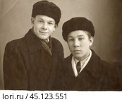 Портрет двух молодых людей в меховых шапках и пальто в 1970-е годы. Стоковое фото, фотограф Retro / Фотобанк Лори