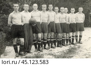 Футбольная команда с тренером в 1930-е годы. Стоковое фото, фотограф Retro / Фотобанк Лори