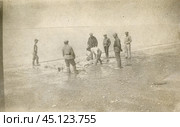Мужчины на берегу водоёма ловят рыбу сетями. Конец 19-го века. Стоковое фото, фотограф Retro / Фотобанк Лори
