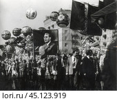 Люди на Первомайской демонстрации с портретом Леонида Брежнева в 1970-е годы. Стоковое фото, фотограф Retro / Фотобанк Лори