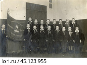 Групповой портрет пионеров-школьников со знаменем. Середина 1930-х годов. Стоковое фото, фотограф Retro / Фотобанк Лори