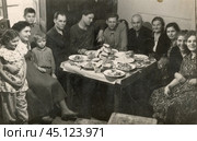 Советские люди во время застолья в 1940-х годах. Стоковое фото, фотограф Retro / Фотобанк Лори