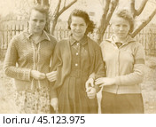 Портрет советских девушек на улице в 1950-е годы. Стоковое фото, фотограф Retro / Фотобанк Лори