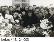 Родственники и близкие прощаются с телом женщины на похоронах. Стоковое фото, фотограф Retro / Фотобанк Лори