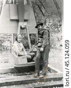 Женщина и мужчина возле аттракционе в парке. 1980-е годы. Стоковое фото, фотограф Retro / Фотобанк Лори
