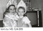 Женщина в костюме снегурочки с девочкой в новогоднем кокошнике. 1980-е годы. Стоковое фото, фотограф Retro / Фотобанк Лори
