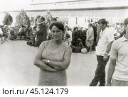 Молодая женщина стоит в аэропорту, скрестив руки на груди, СССР, 1960-е-1970-е гг. Стоковое фото, фотограф Retro / Фотобанк Лори