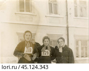 Девушки школьницы - участницы забега. День физкультурника. СССР. Стоковое фото, фотограф Retro / Фотобанк Лори
