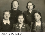 Совместное фото старшеклассниц 1960-е гг. Стоковое фото, фотограф Retro / Фотобанк Лори