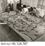 Градостроители обсуждают вокруг макета застройку Москвы 1950-1960-е гг. Стоковое фото, фотограф Retro / Фотобанк Лори
