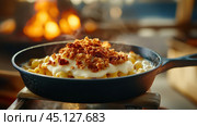 Сливочные макароны с сыром и хрустящей панировочной сухарью. Стоковое AI-изображение, AI-художник ФотоИнтеллект / Фотобанк Лори