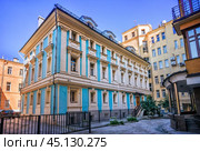 Шталмейстерский дворец, Малый Знаменский переулок, Москва (2023 год). Стоковое фото, фотограф Baturina Yuliya / Фотобанк Лори