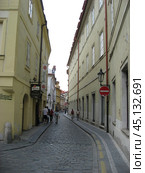 Узкие улочки Праги с мощенной дорогой (2007 год). Редакционное фото, фотограф Константин Сергеевич Синявин / Фотобанк Лори
