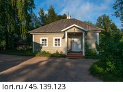 Pushkinskiye Gory, Pskov Oblast, Russia, 08.29.2024: View of the kitchen building on the territory of the Mikhailovskoye estate of the Pushkin Museum-Reserve on a sunny summer day. Редакционное фото, фотограф Ula Ulachka / Фотобанк Лори