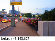 Цветы на большом каменном мосту в городе Москва (2024 год). Редакционное фото, фотограф Роман Лукьянов / Фотобанк Лори