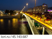Цветы на большом каменном мосту в городе Москва (2024 год). Редакционное фото, фотограф Роман Лукьянов / Фотобанк Лори