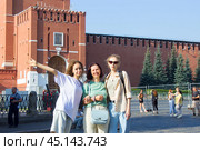 Три девушки на красной площади приехали по туристической путевке (2024 год). Редакционное фото, фотограф Роман Лукьянов / Фотобанк Лори