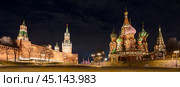 Москва, Россия. Вечерний вид на Московский Кремль и Храм Василия Блаженного (Собор Покрова Пресвятой Богородицы, что на Рву). Достопримечательности Москвы. Широкая панорама. Стоковое фото, фотограф Андрей Степанов / Фотобанк Лори