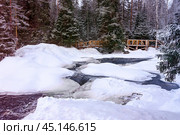 Рускеальский водопад на реке Ахинкоски (Ахвенкоски) зимой. Карелия. (2023 год). Редакционное фото, фотограф Светлана Качанова / Фотобанк Лори
