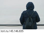 Женщина стоит перед безмолвным белым снежным пространством. Стоковое фото, фотограф YuryKara / Фотобанк Лори