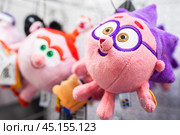 Мягкая игрушка Ёжик и другие персонажи из мультфильма Смешарики в магазине (2024 год). Редакционное фото, фотограф Яна Проничева / Фотобанк Лори