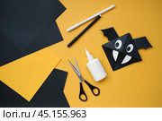 Летучая мышь из бумаги. Оригами. Поделка празднику Хэллоуин. Концепция "СДЕЛАЙ сам". Детское творчество. Шаг за шагом. Стоковое фото, фотограф Терехова Марина / Фотобанк Лори